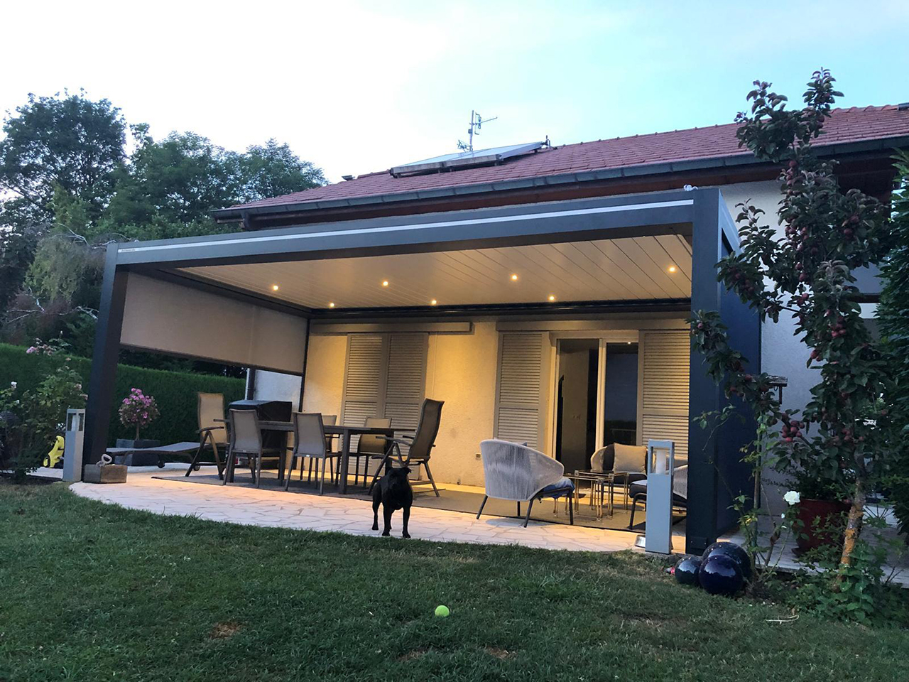 Pergola aluminium moderne pour terrasse maison dans le Pays de Gex