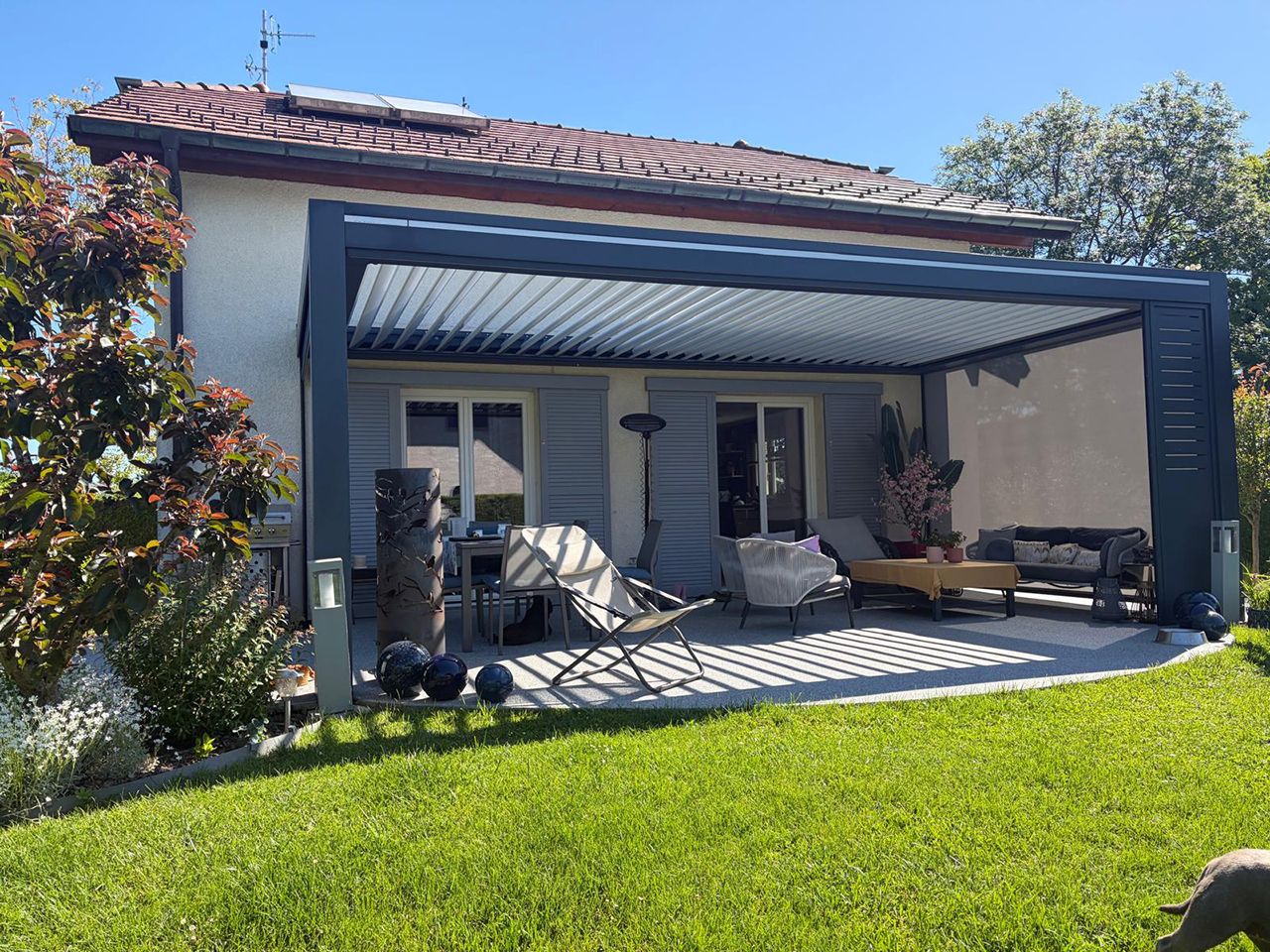 Pergola bioclimatique Sunbox Epure installée à Divonne-les-Bains par Fermetures NEWART