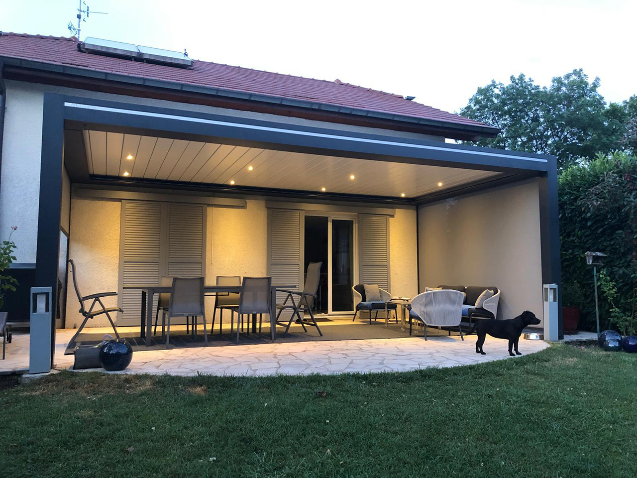 Pergola bioclimatique avec éclairage LED intégré en soirée
