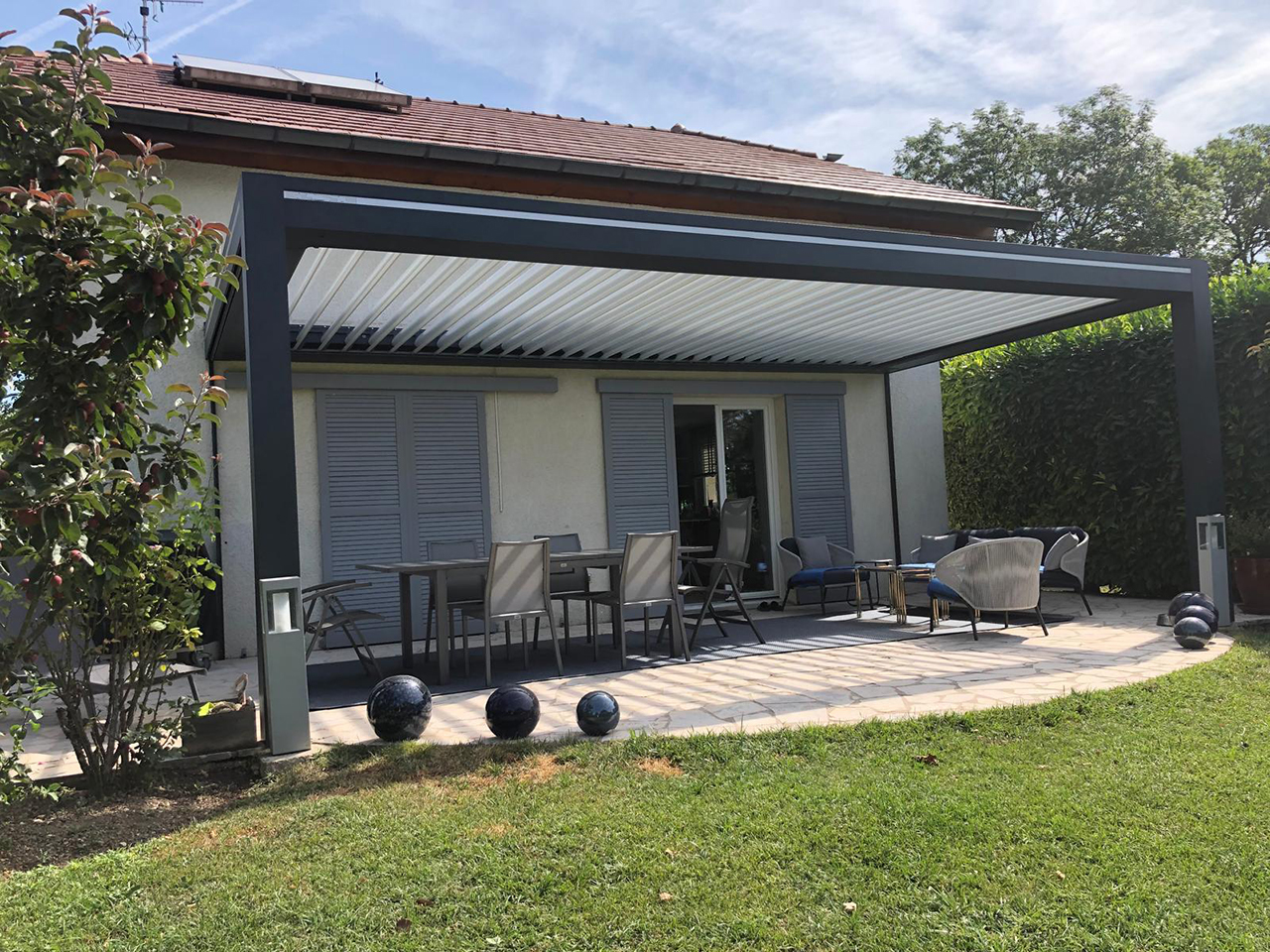 Pergola bioclimatique gris anthracite avec stores latéraux à Divonne-les-Bains