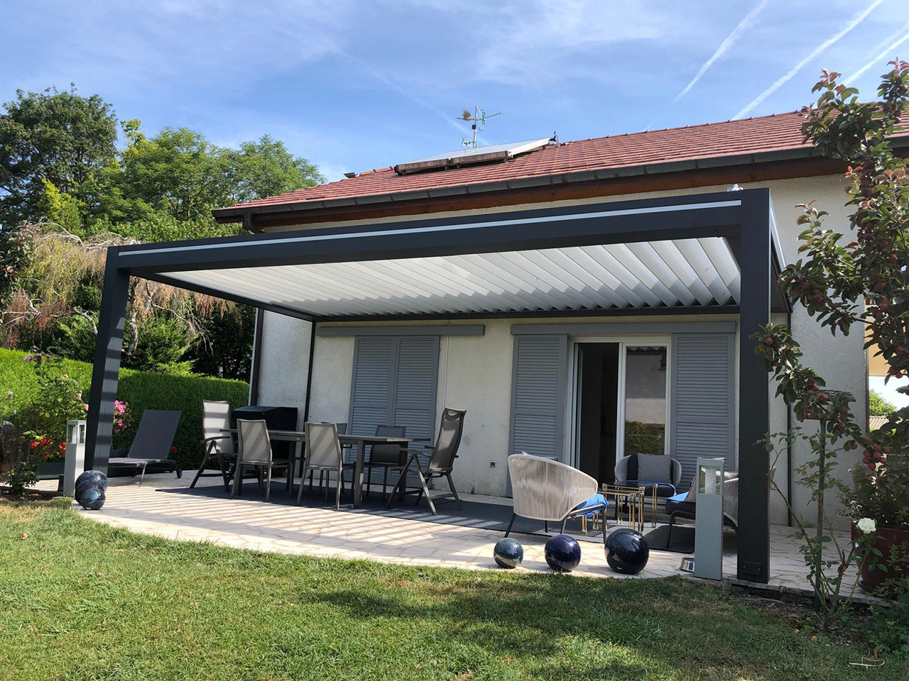 Installation pergola aluminium avec lames orientables dans le Pays de Gex